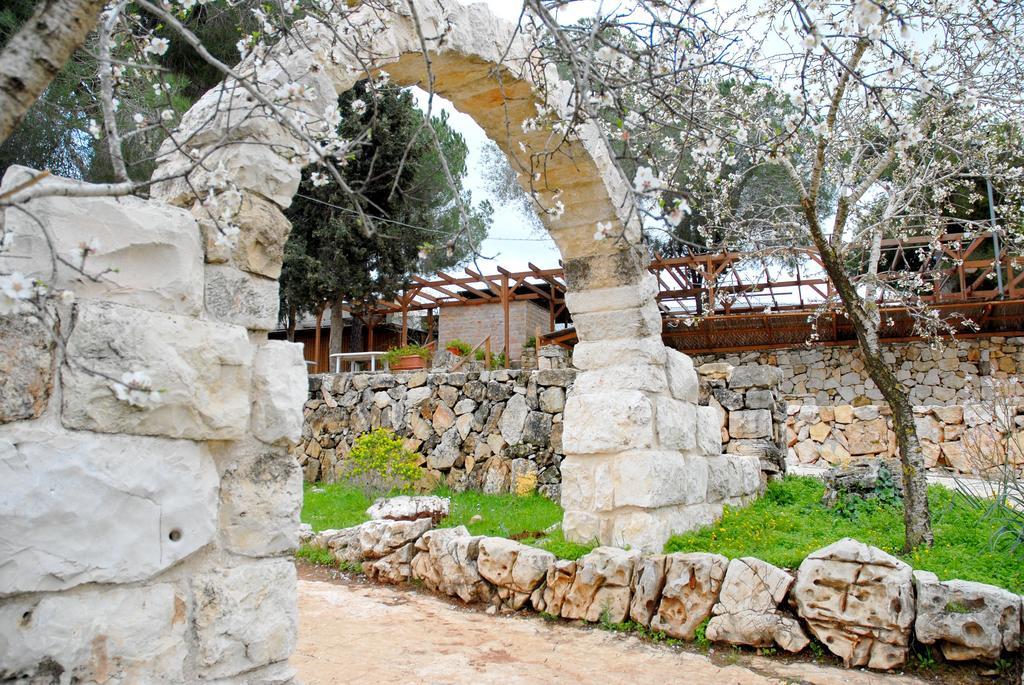 Logos Hotel In Yad Hashmona Bagian luar foto