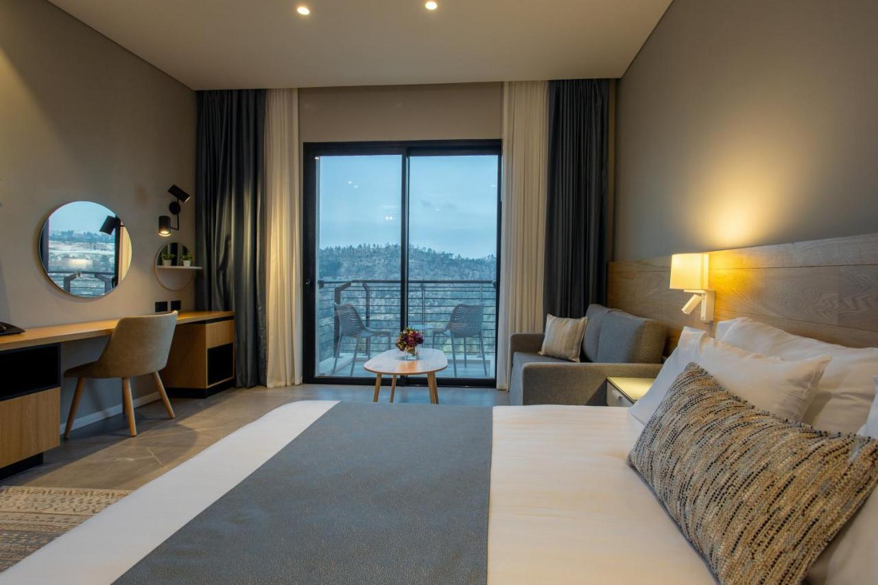 Logos Hotel In Yad Hashmona Bagian luar foto