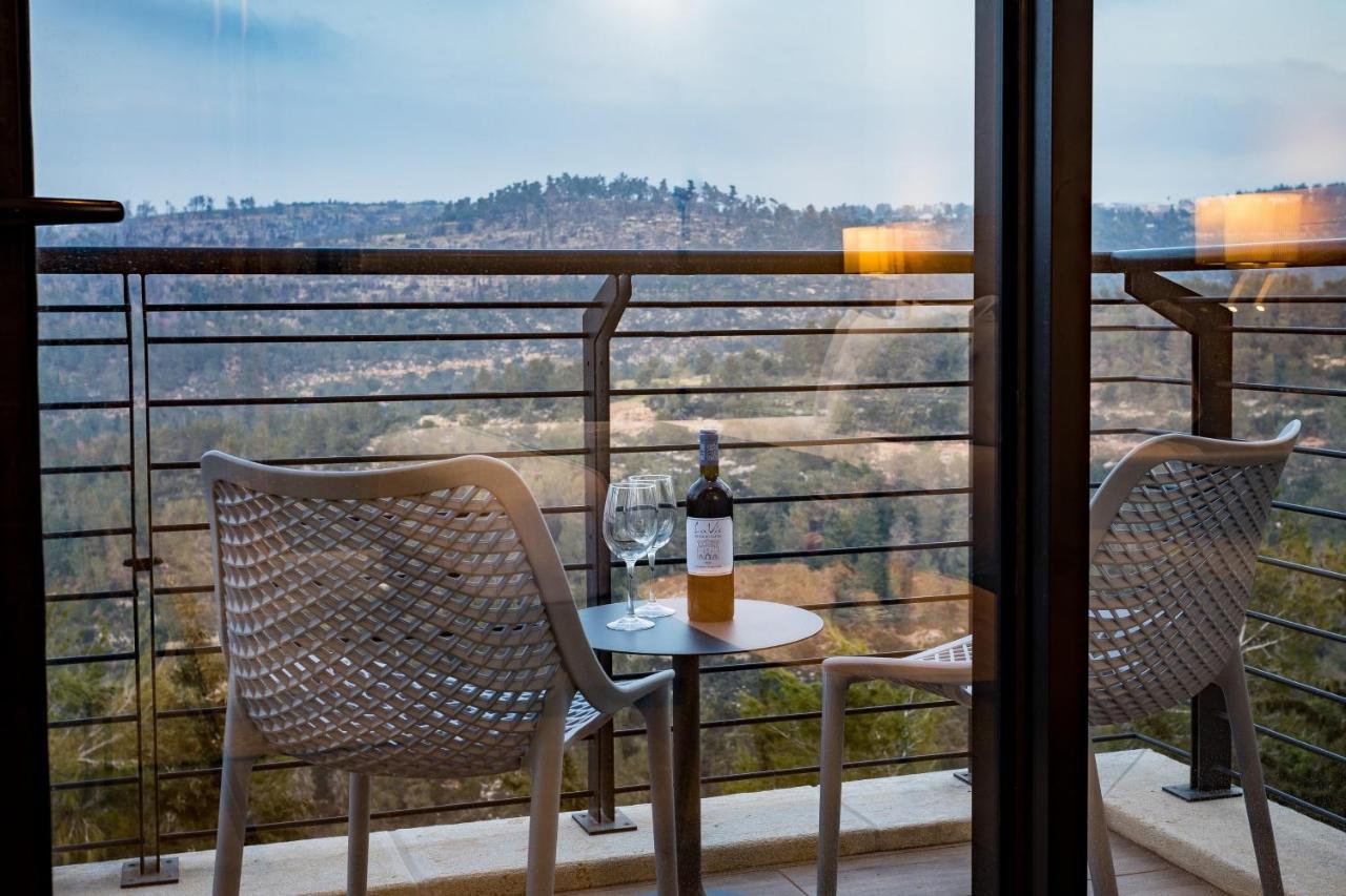 Logos Hotel In Yad Hashmona Bagian luar foto