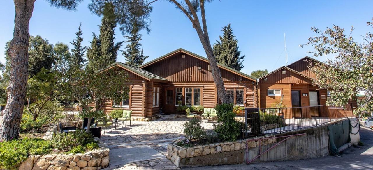 Logos Hotel In Yad Hashmona Bagian luar foto