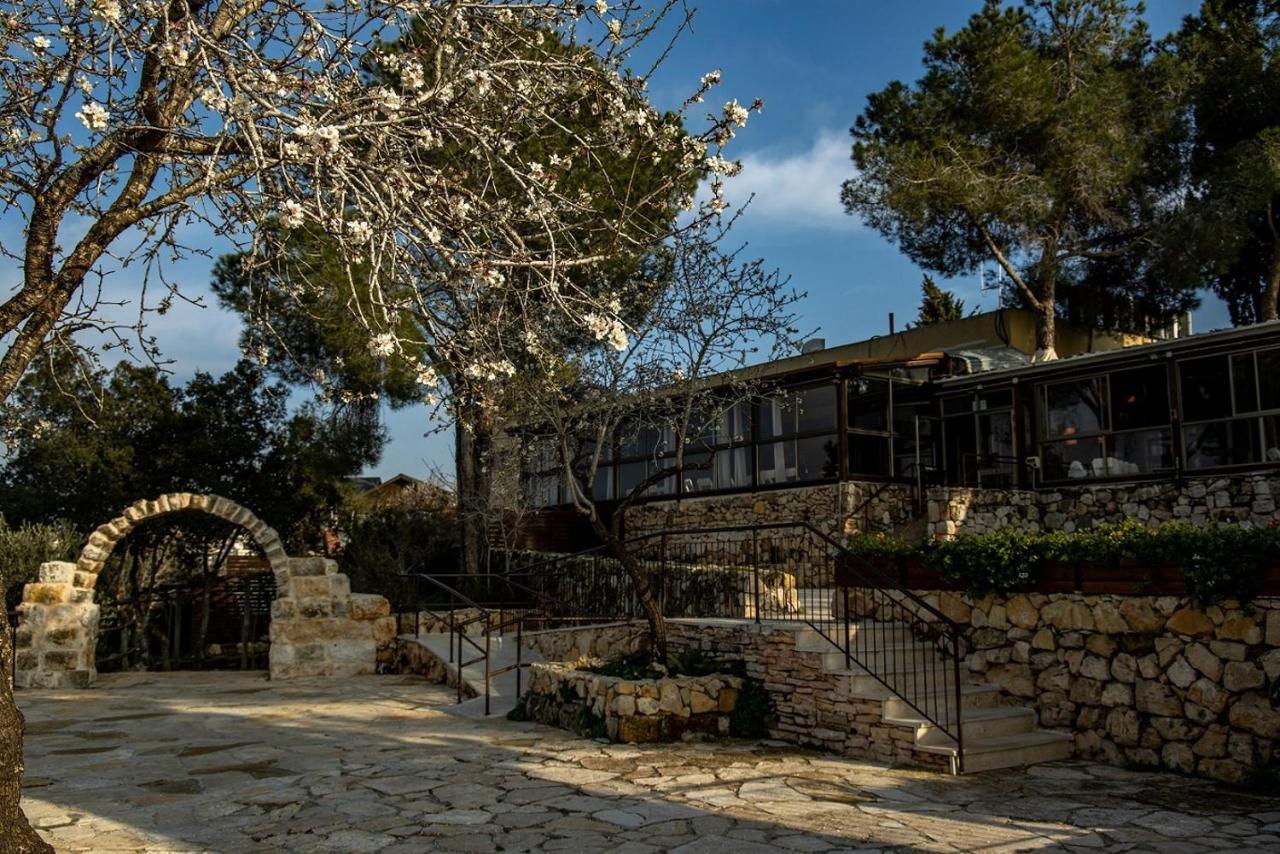 Logos Hotel In Yad Hashmona Bagian luar foto