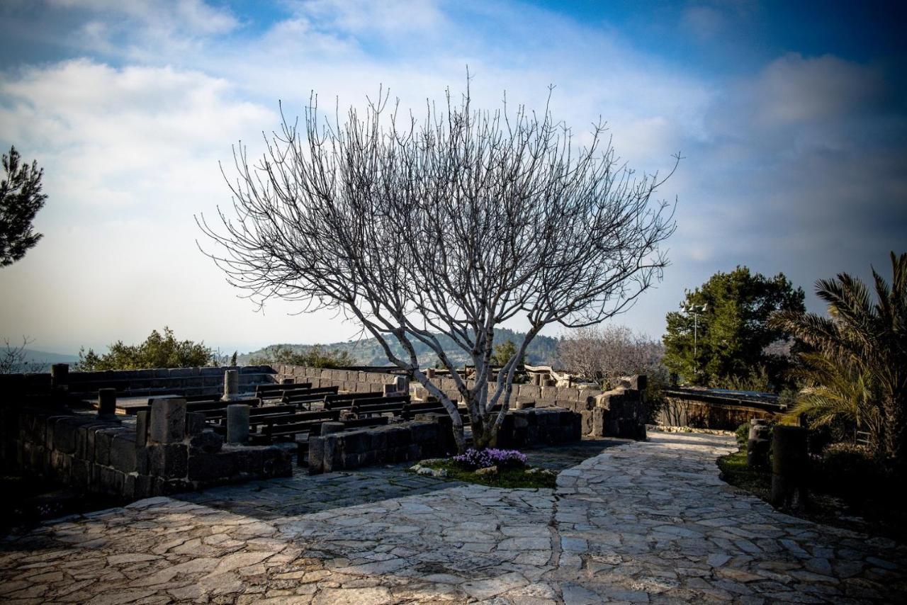 Logos Hotel In Yad Hashmona Bagian luar foto