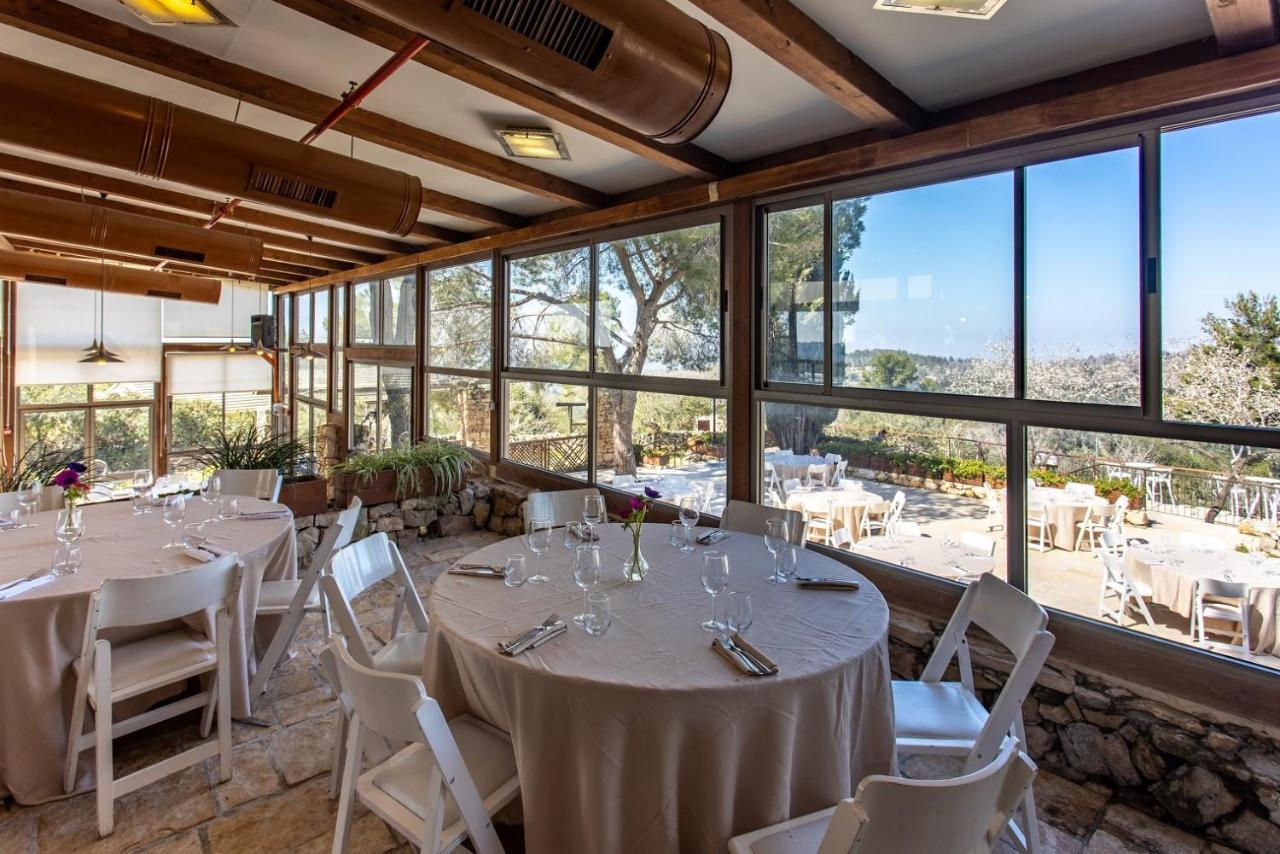 Logos Hotel In Yad Hashmona Bagian luar foto