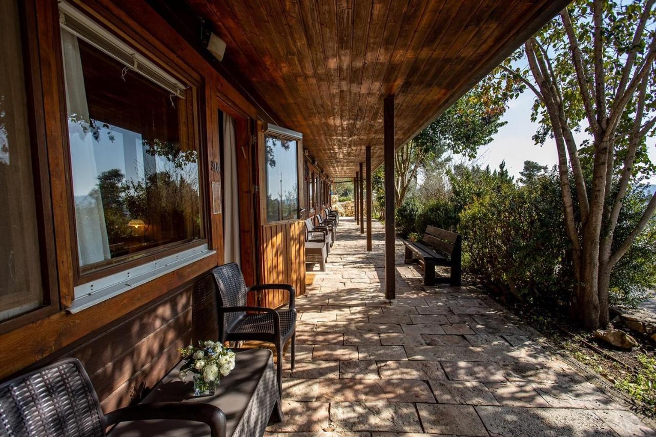 Logos Hotel In Yad Hashmona Bagian luar foto