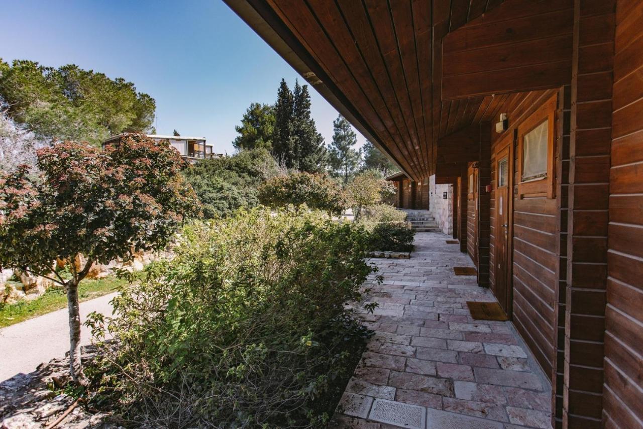 Logos Hotel In Yad Hashmona Bagian luar foto